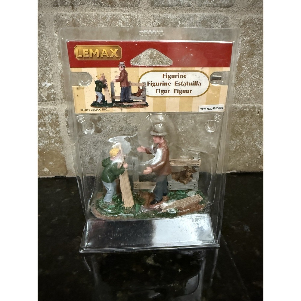 Lemax MENDING FENCES #12895 Christmas Village Figurine 2011 Retired NEW
